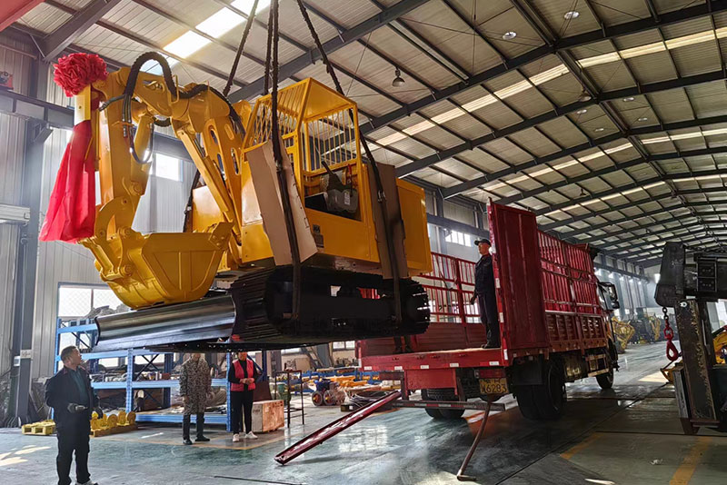 山东东达机电生产的8.8吨矿用柴油挖掘机装车发货